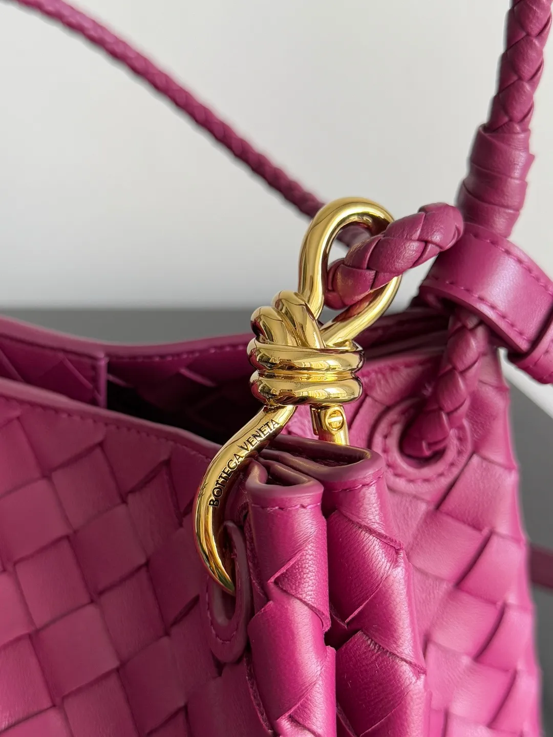 Batch 2060 BOTTEGA VENETA 2025 Autumn New Product Medium Parachuta The long-awaited new medium parachuta is here, with a unique appearance and iconic metal knots, and a whole piece of leather folds the four corners into a parachute shape! The exquisite Knot metal buckle is like putting jewelry on a bag. It is high-end and elegant. Its super capacity can hold all your things! The overall effect of this bag is very different from before. It is neither too delicate to provide a large capacity nor too bulky because of its practicality. It simply provides a perfectly suitable bag for casual and simple people👜 Style number: 835921 Size: 29.5*18.5*17.5cm